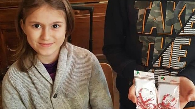 Exemplu de voință și modestie. La 10 ani, Ștefania din Prahova vinde brățări și mărțișoare făcute de ea ca să poată merge într-o excursie cu colegii - VIDEO