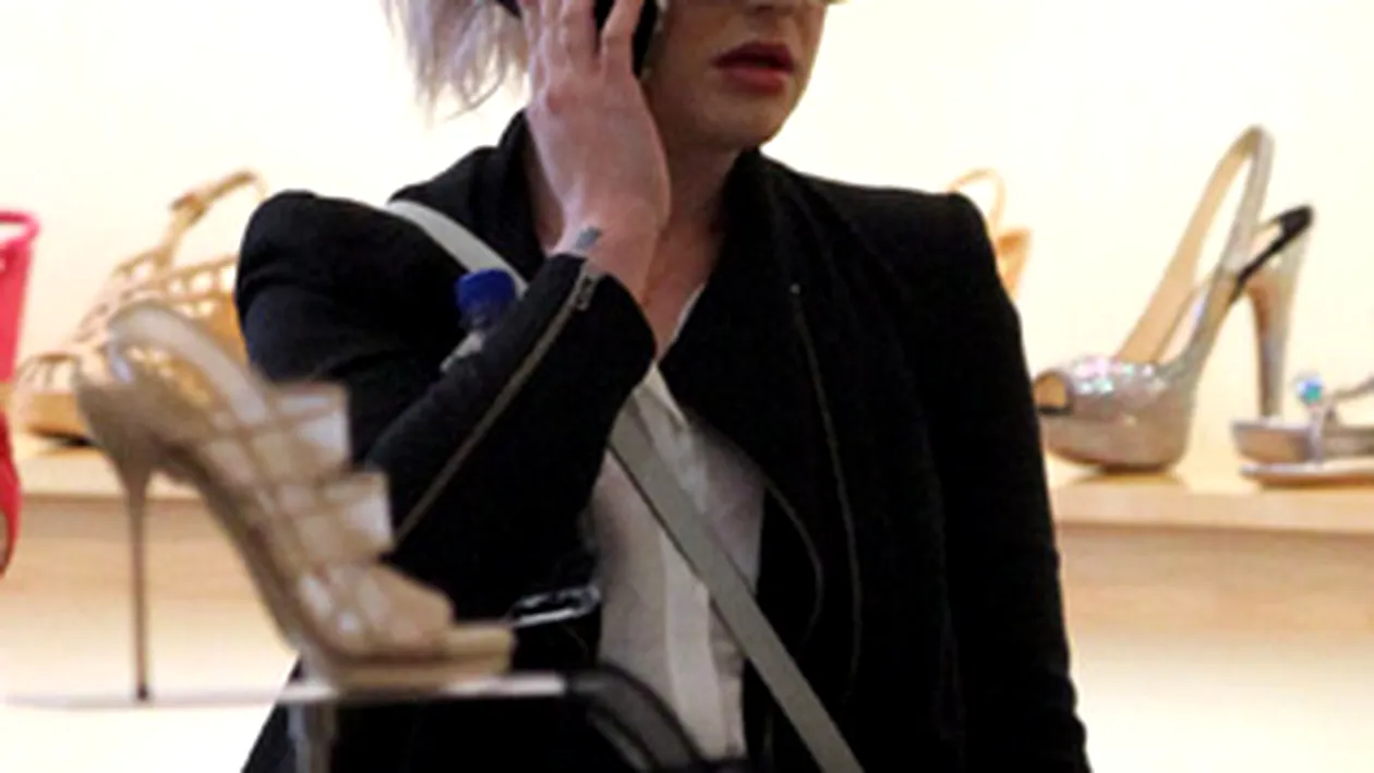 Kelly Osbourne e innebunita dupa shopping! Ia uite-o cum isi alege pantofii!