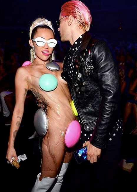Imagini de infarct! Miley Cyrus a pozat complet goală