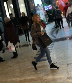 Însărcinată pentru a doua oară, Simona Gherghe se menține în formă la mall