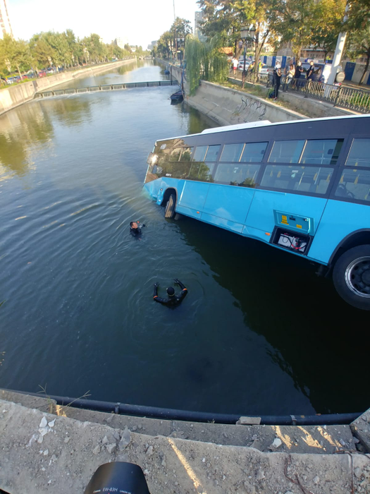 Scene șocante în București! Un autobuz STB a căzut în râul Dâmbovița