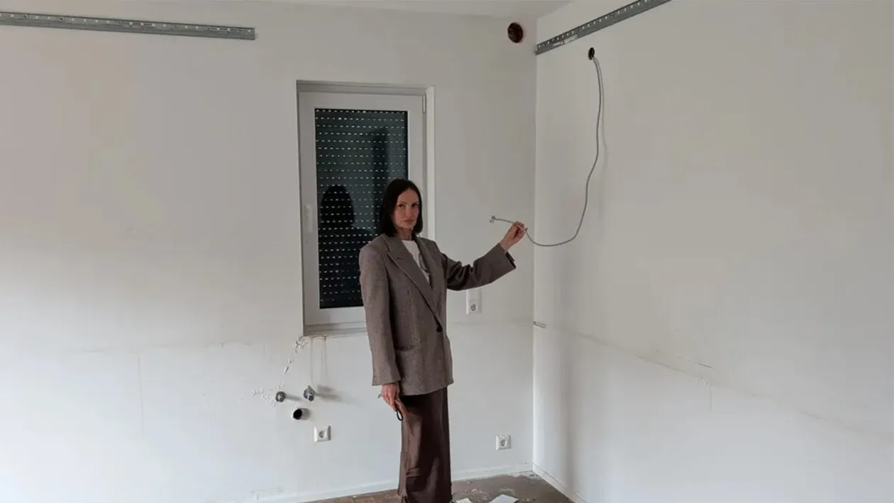 Ce a pățit o femeie, după ce și-a închiriat casa unui cuplu. Alarmată că nu răspund la telefon, le-a făcut o vizită. A găsit locuința goală (chiar și toaleta a dispărut) și un filmuleț lăsat de chiriași. Ce mesaj îi transmiteau