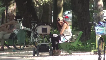 Diana Bisinicu, o mamica moderna! A iesit cu fetita in parc, dar a stat si la barfa cu prietenele!