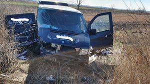 Un dric ce transporta o persoană decedată, printre maşinile implicate în accidentul de la Osica de Sus. FOTO&VIDEO