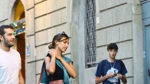 Când erau „doi amorezi” pe stradă: Matei Stratan și Mădălina Ghenea, fericire la braț și Italia în fiecare pas