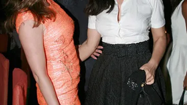 Celebre, super-sexy si cu forme! Vezi cine sunt divele superbe care s-au luat in brate la un eveniment monden