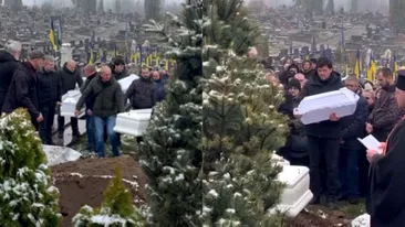 Imaginea disperării! Un tată și-a legănat pentru ultima dată fiul, după atacul rușilor