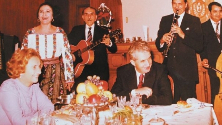 O mare de oameni la mormântul lui Nicolae Ceaușescu. Fostul dictator ar fi împlinit 102 ani