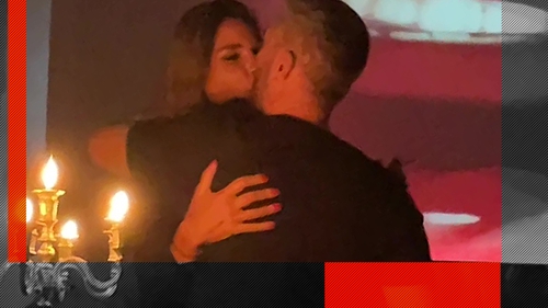 Diana Stejereanu l-a “înghesuit” pe scenă! Sexy-antrenoarea vedetelor n-a mai rezistat și a sărit pe el!