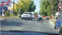 Scene filmate în această dimineaţă, în Capitală! Aceşti şoferi au băgat viteză şi nu au ţinut cont că poate trece trenul în orice moment!