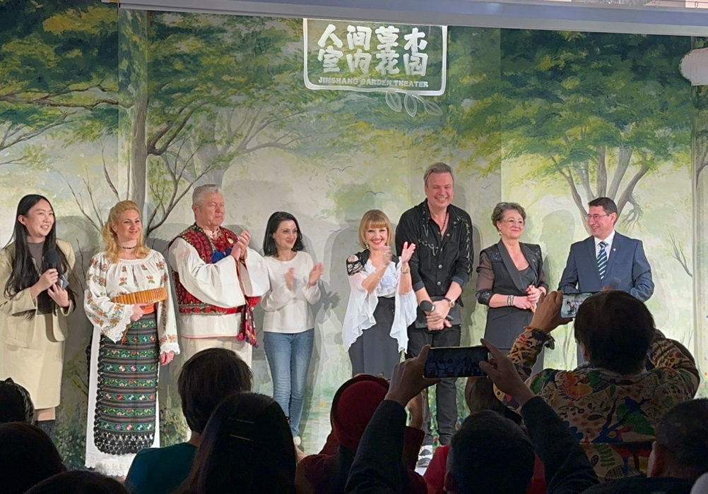 Artiști români în China