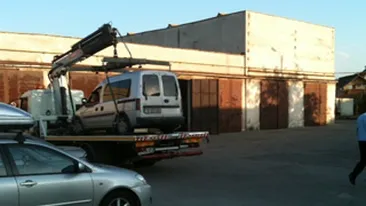 Zici ca nu-i adevarat! O familie din Bucuresti s-a blocat voit in masina la Cluj-Napoca pentru a evita sa i se ridice automobilul! Protectia Copilului a intervenit!