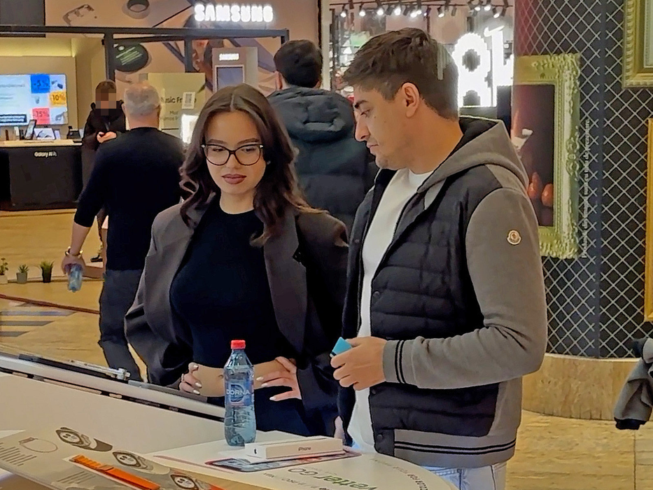 Alexandru Savin și iubita lui, Carla, intervenție tehnologică la mall