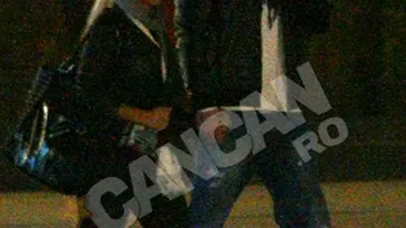 Se plimba ca doi porumbei. Anda Adam si Victor Slav se iubesc ca in prima zi!