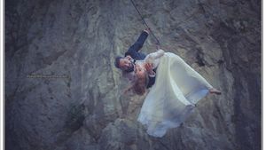 Nuntă la înălţime, în stil James Bond, pe Valea Sohodolului. Mirii şi fotograful şi-au riscat viaţa pentru cele mai spectaculoase poze. "Cel mai frică mi-a fost în primii doi metri"