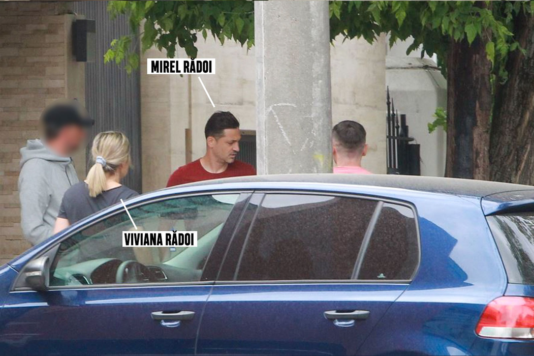 Mirel aruncă o privire spre Bentley
