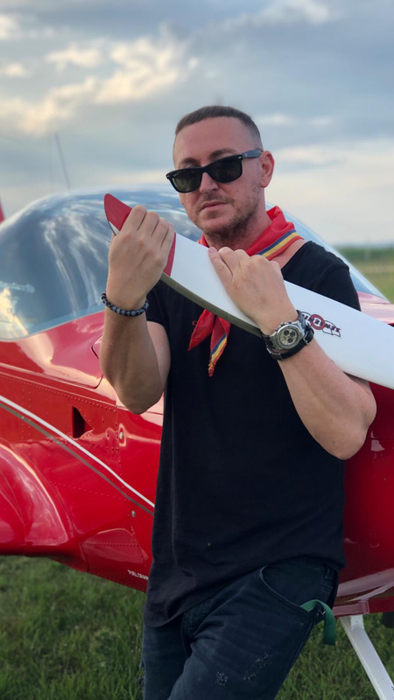 Gino Manzotti de la Dj Project, senzații tari cu un avion de acrobații!