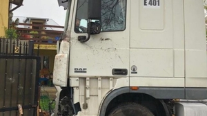 Imagini uluitoare cu accidentul în care un TIR a intrat în 11 mașini! Șoferul a căzut din picioare, după incident VIDEO