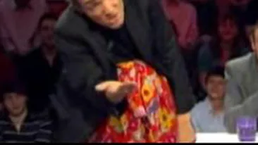 VIDEO Romanii ironizati in Franta! Salutul romanesc este mana intinsa la cersit!