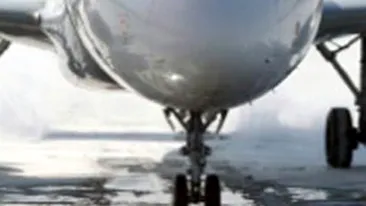 Un avion a aterizat de urgenta pe Aeroportul Timisoara! Un copil care se afla la bord avea probleme medicale