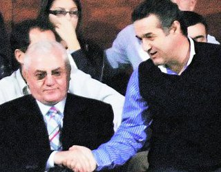 RELAXATI. Dumitru Dragomir si Gigi Becali si-au strans din nou mainile si s-au impacat, dupa care au incercat sa-si ia unul altuia banii