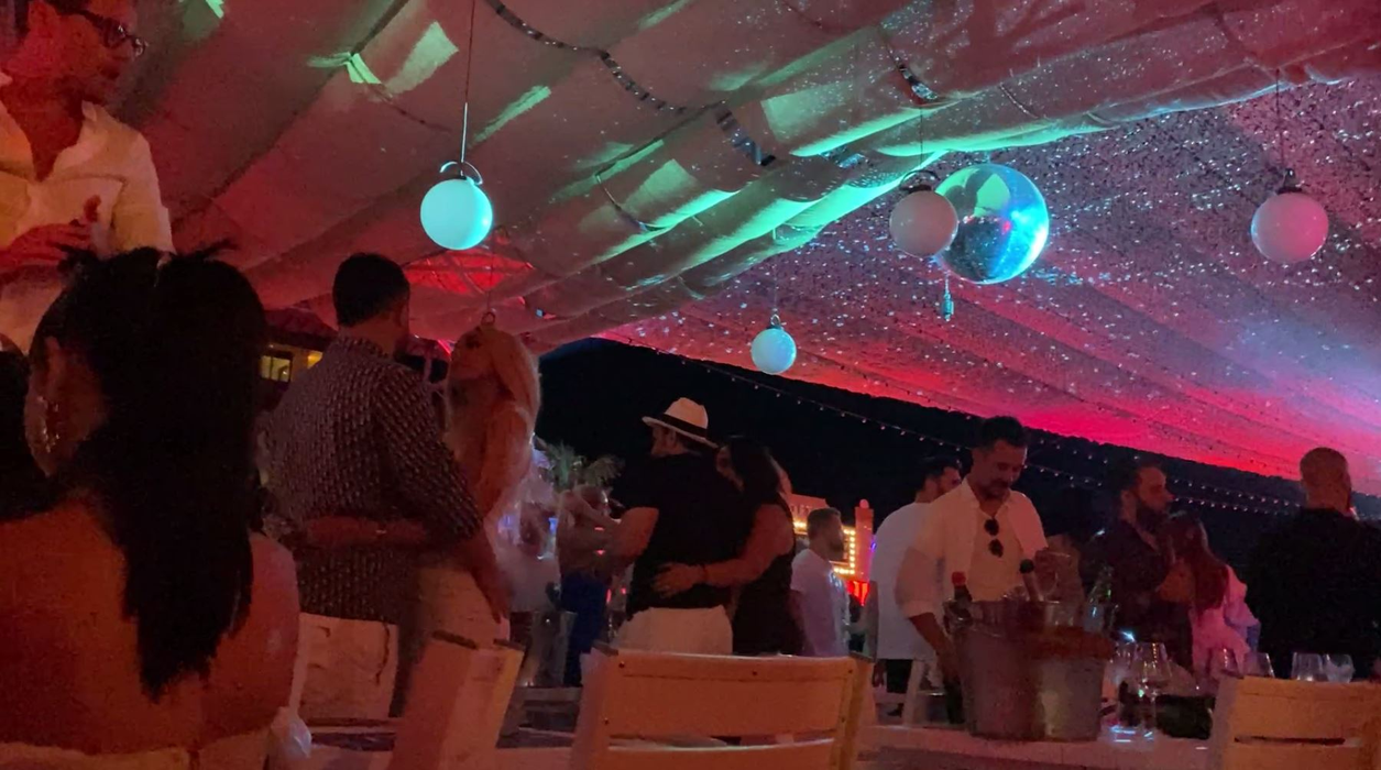 Bianca Drăgușanu și Gabi Bădălău, îmbrățișați pe ringul de dans, la Loft Mamaia (Foto: CANCAN.RO)