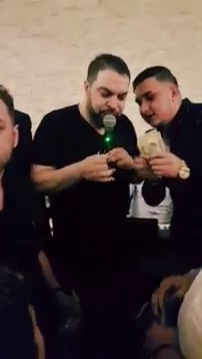Salam obţine sume considerabile de bani din dedicaţii