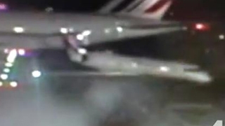 VIDEO O aeronava cu punte dubla a lovit un avion de linie pe aeroportul JFK