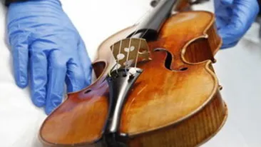 I-a furat o vioara Stradivarius dintr-un fast-food!