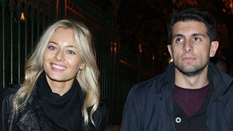 VIDEO PREMIERĂ Laura Cosoi şi iubitul ei, Cosmin, au ieşit la teatru, iar el a făcut cele mai tandre gesturi!