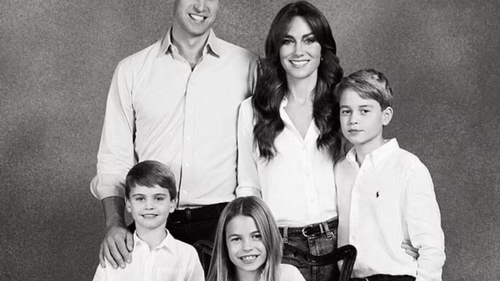Gafă uriașă la Casa Regală Britanică. L-au lăsat pe micul prinț fără un deget chiar în poza de Crăciun