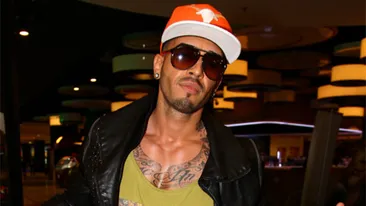 Fanele lui Alex Velea in extaz: Esti sexy si o stii! Cum s-a fotografiat cantaretul