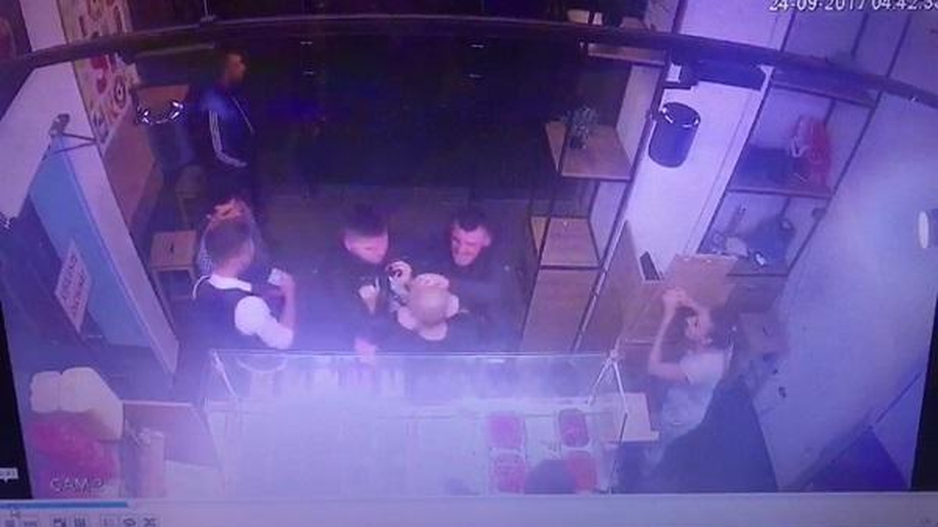 Refugiat sirian, angajat la o şaormerie din Cluj, bătut de doi „patrioţi”: „I-au spus să plece la el acasă!”