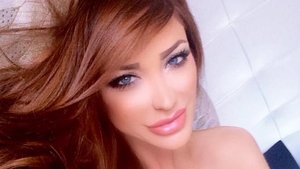Bianca, in cea mai indrazneata rochie in care ai vazut-o in ultima vreme! Nu, nu are decolteu imens, ci….