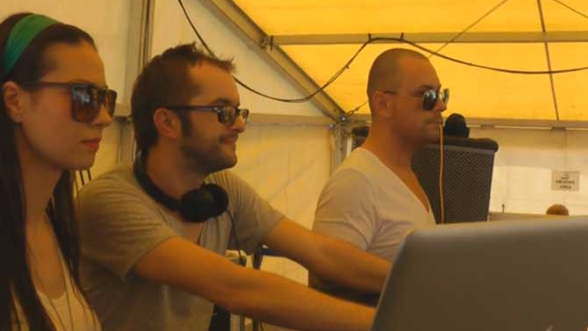 Casnica de la MasterChef e "terorista" sefa! Nu il lasa sa respire pe Dj Optik nici cand e la munca! A stat non stop langa el la un concert - I-a distras total atentia, l-a sarutat, i-a dat apa si l-a tinut de vorba
