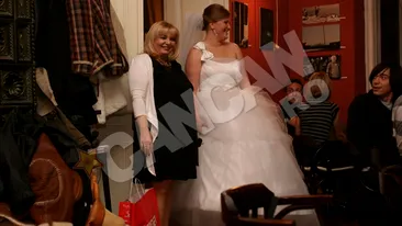 Actrita Nuami Dinescu a facut spectacol la o nunta. Tanta s-a specializat in furatul mireselor!