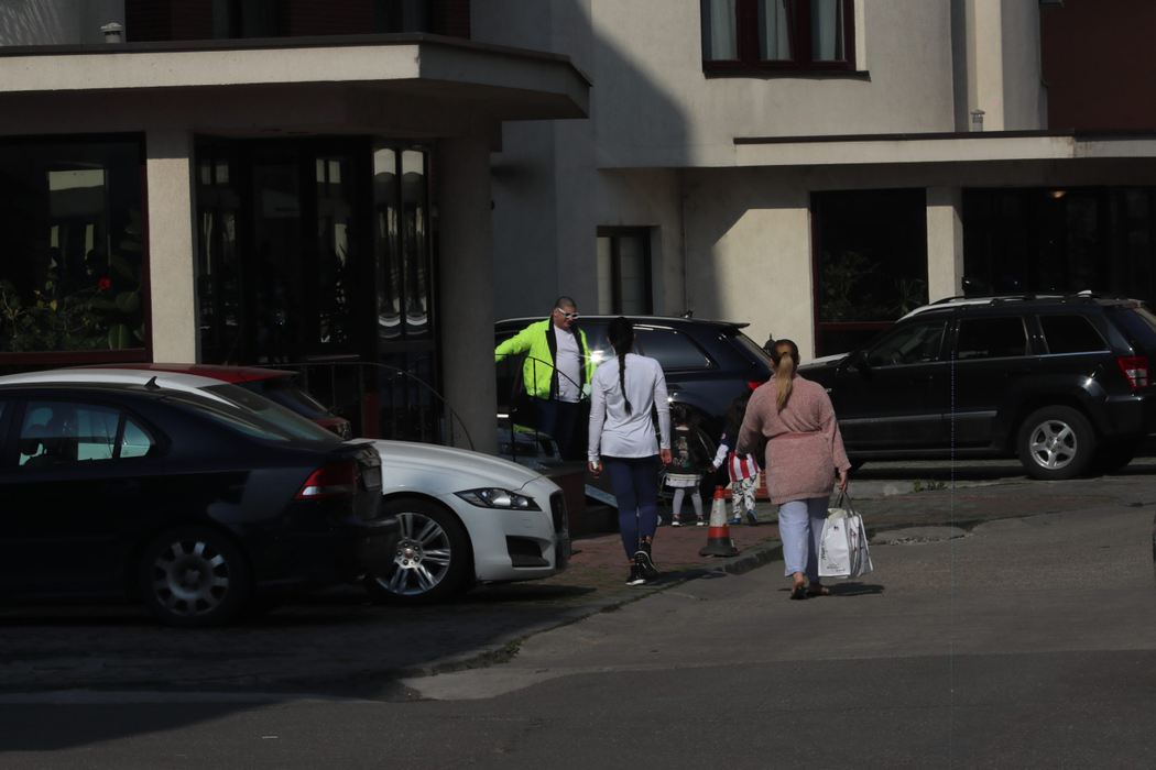 Fiul fostului vicepremier se pune la adăpost pe timp de criză. Audi Q7 S line “țiplă”, de 120.000 euro, la scară și…
