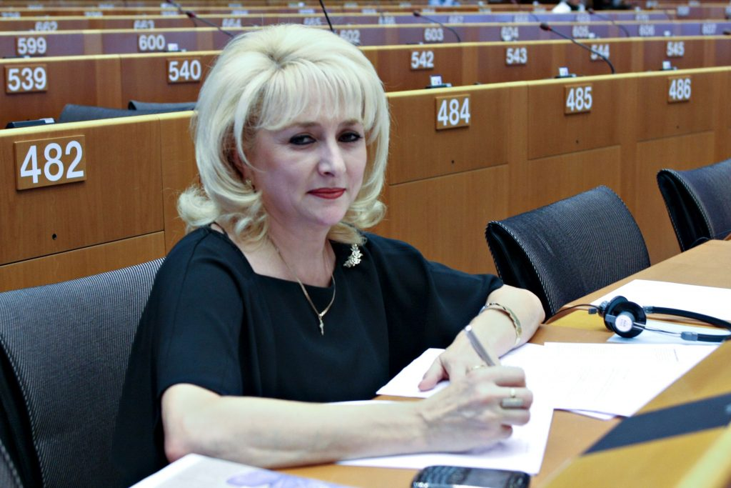 Viorica Dăncilă a negat că are operații estetice, dar adevărul este altul! A fost dată de gol: “Pentru a avea pielea impecabilă…”