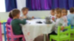 Angajata unei creșe din Neamț către o fată de 2 ani: "Stai pe oliță că îți întorc capul la spate!"