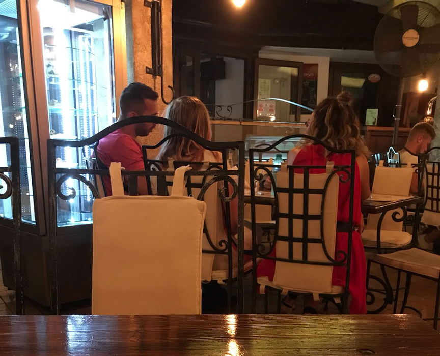 Tristan Tate, alături de trei tinere la un restaurant, în Ploiești