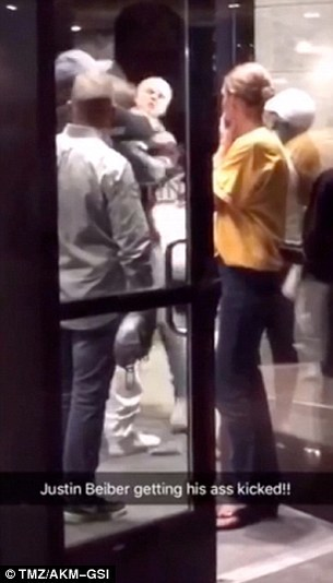 JUSTIN BIEBER şi-a încasat o bătaie serioasă! VIDEO ce i s-a întâmplat cântăreţului în plină stradă