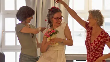 Nu e banc! Cine este Lavinia Lazăr, românca de 40 de ani care s-a măritat cu... ea însăși!