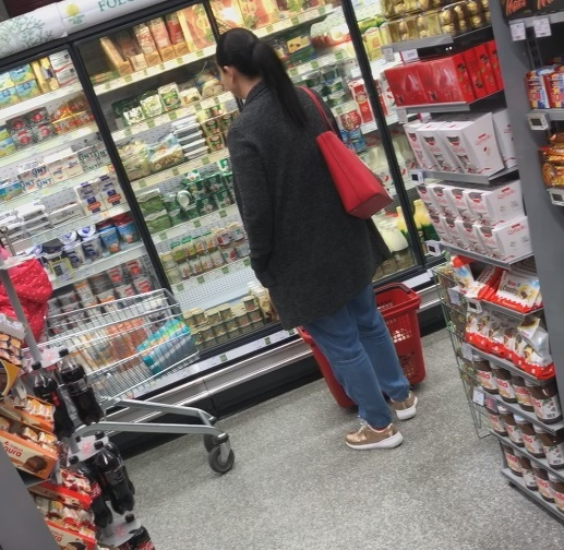Gabriela Cristea a ”valsat” printre rafturi, bucurându-se la maximum de partida de shopping