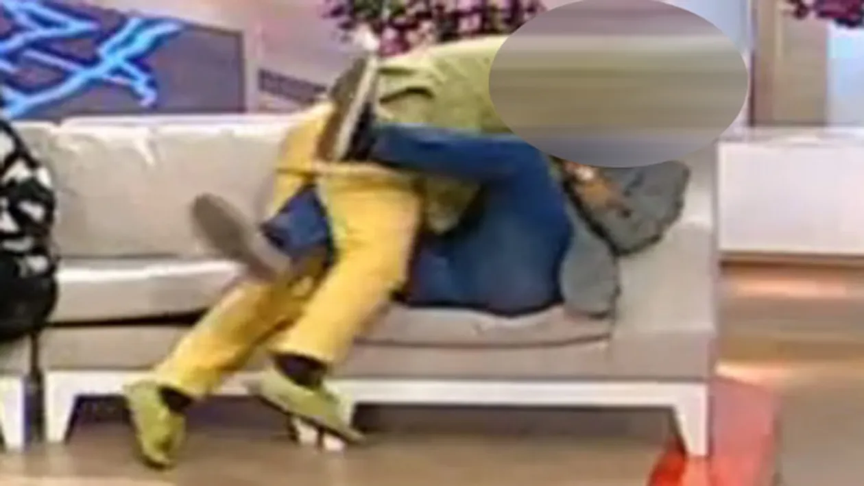 Aşa ceva ai văzut doar în FILME! Un prezentator TV din România şi un cântăreţ s-au sărutat pe GURĂ ÎN DIRECT! Toţi au fost ŞOCAŢI