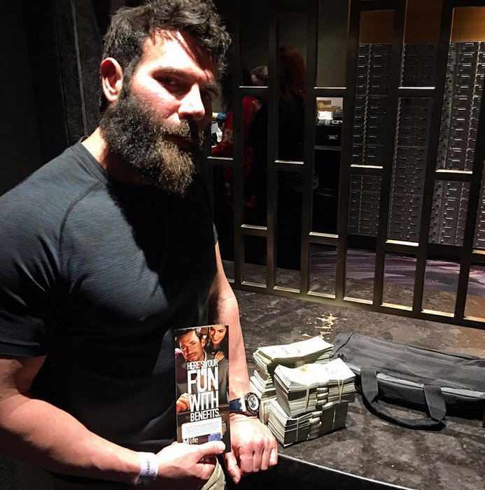 Dan Bilzerian a mărturisit că a făcut două atacuri de cord când avea 25 de ani