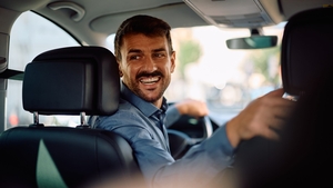 Cât câștigă un șofer de taxi în 2026. Cu câți bani rămâne lunar