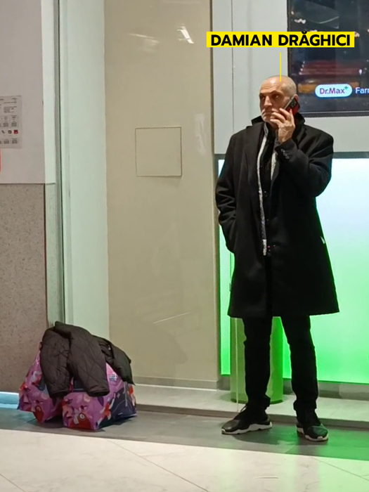 Damian Drăghici, cu telefonul la ureche