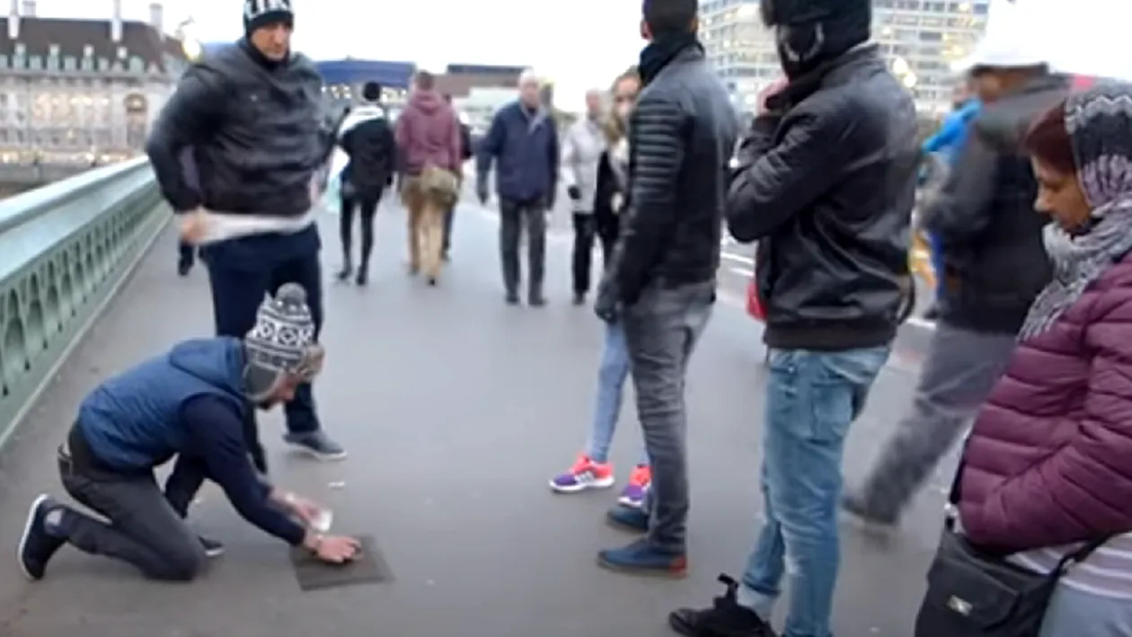 ”Alba-neagra” la Paris. Trei români au fost arestați pentru că păcăleau turiștii la jocul ilegal
