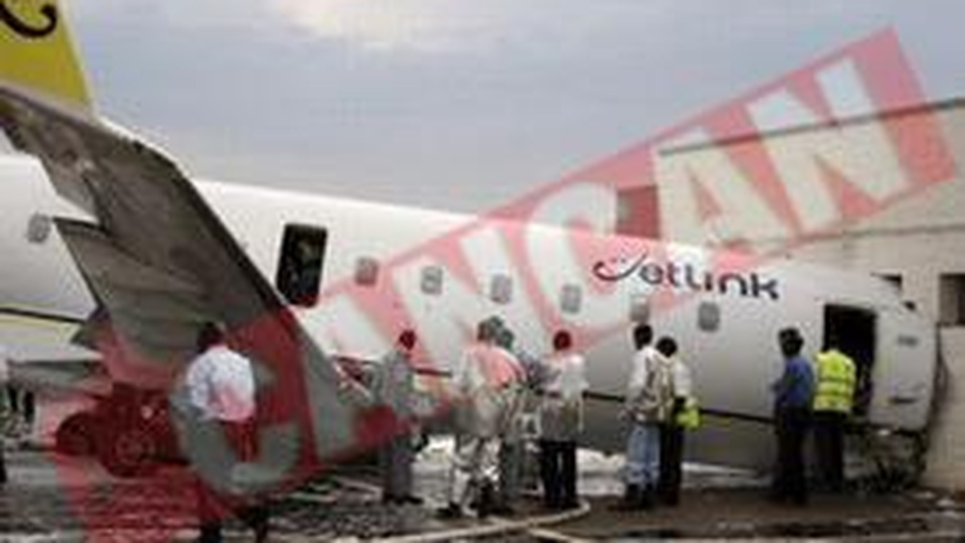 Avion in cladire! Un om a murit si 10 au fost raniti!