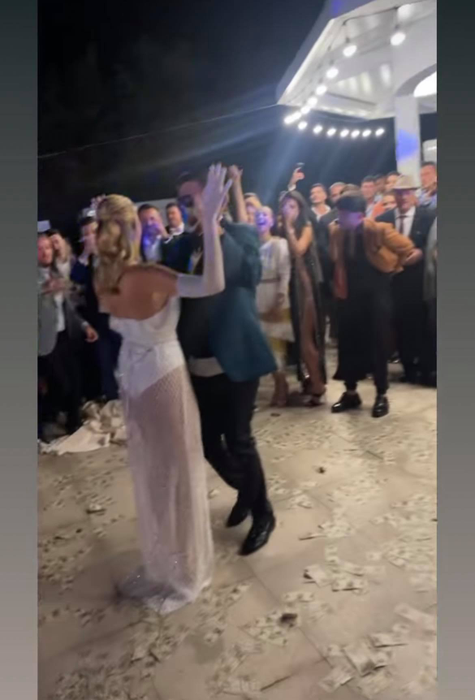 Emily Burghelea, ţinută bizară la nuntă. Cum a apărut blondina în toiul petrecerii
